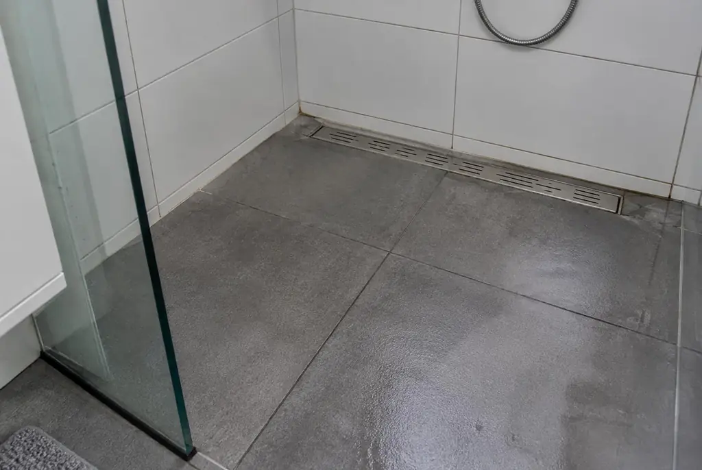 Lekdetectie Woudenberg – lekkende inloopdouche met natte voegen