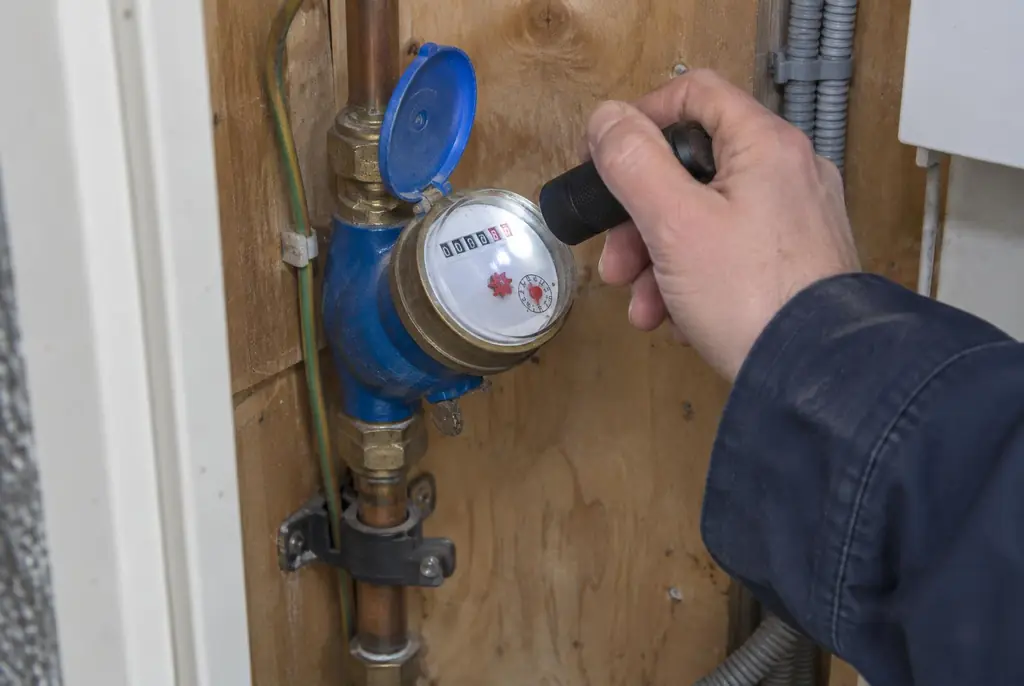 Lekdetectie Woudenberg – watermeter in de meterkast controleren met een zaklamp